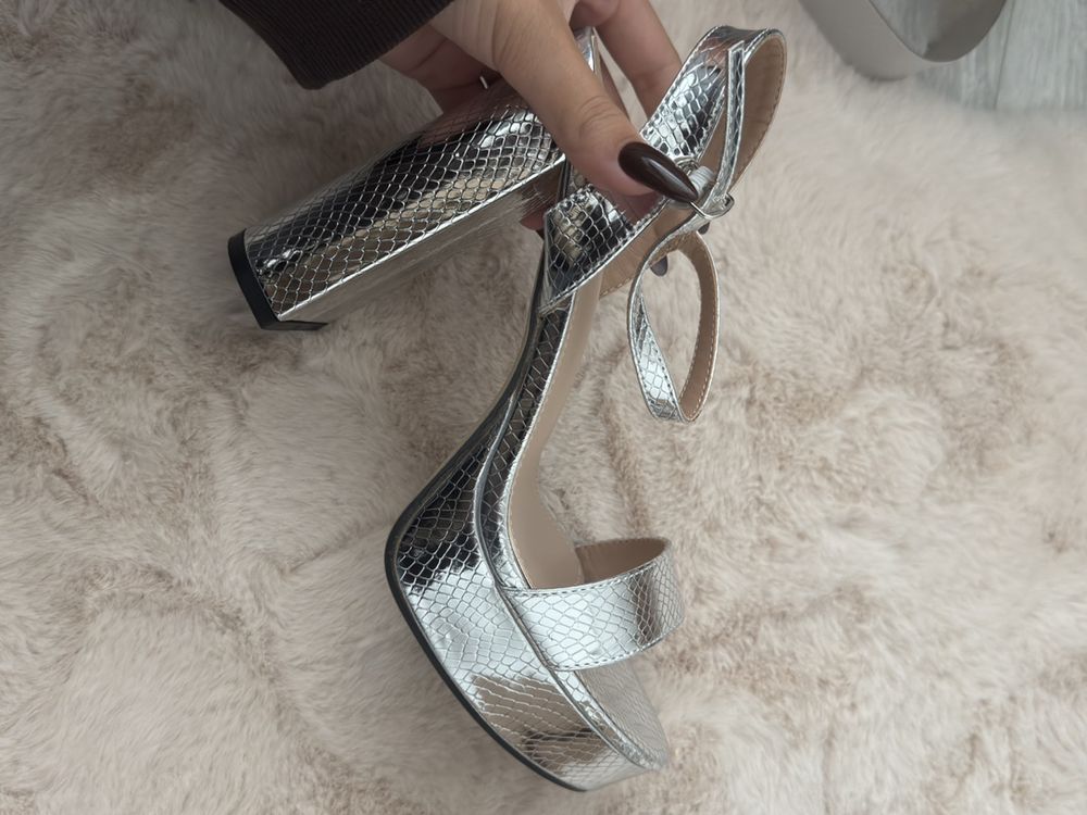 Brandsseller Baskets mi-Hautes à Paillettes pour Femmes – Chaussures Brillantes avec Lacets – Confortables et stylées pour Tous Les Jours et Les fêtes – Rouge