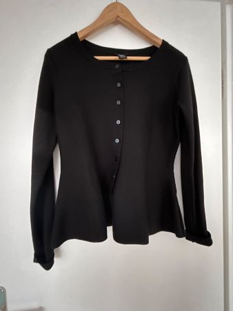 Elegantes schwarzes Cardigan, geknüpft aus weichem Stoff,neu