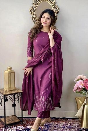 Chic Chinnon Charm in Magenta – Eleganz in M