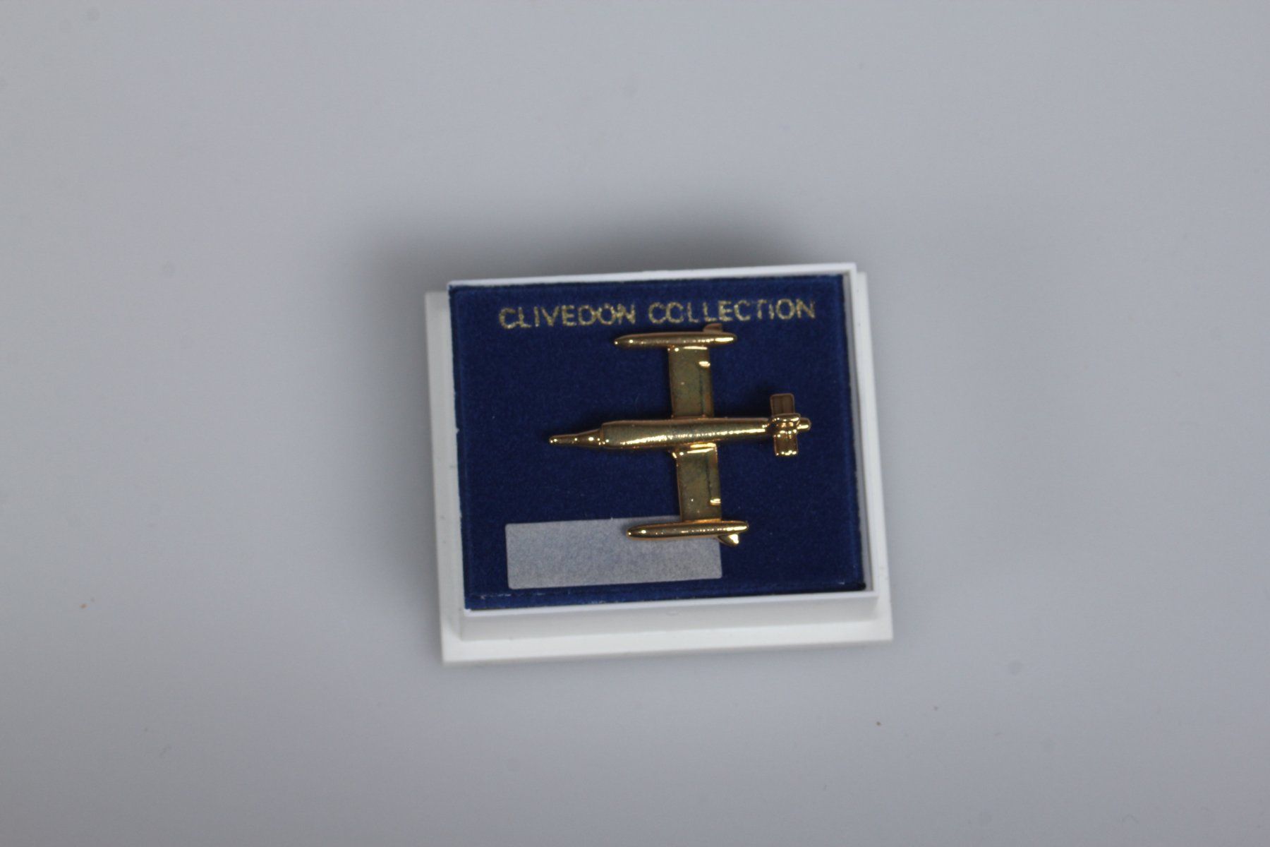 Plaketten & Abzeichen: Lockheed U-2 Gold Plated Tie Pin – Gebraucht aus Basel von IRMAundFRED