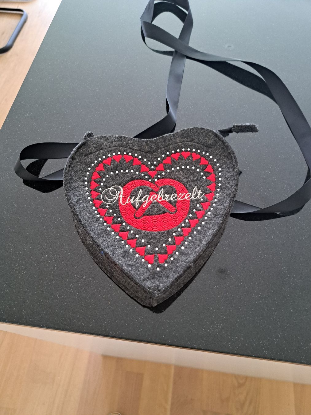 Taschen für Damen: Dirndltasche – Gebraucht aus Amriswil von Adihas