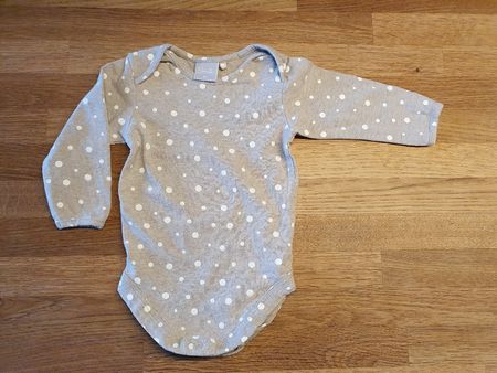Süsser Babybody Gr. 62, graubraun mit Punkten, Langarm