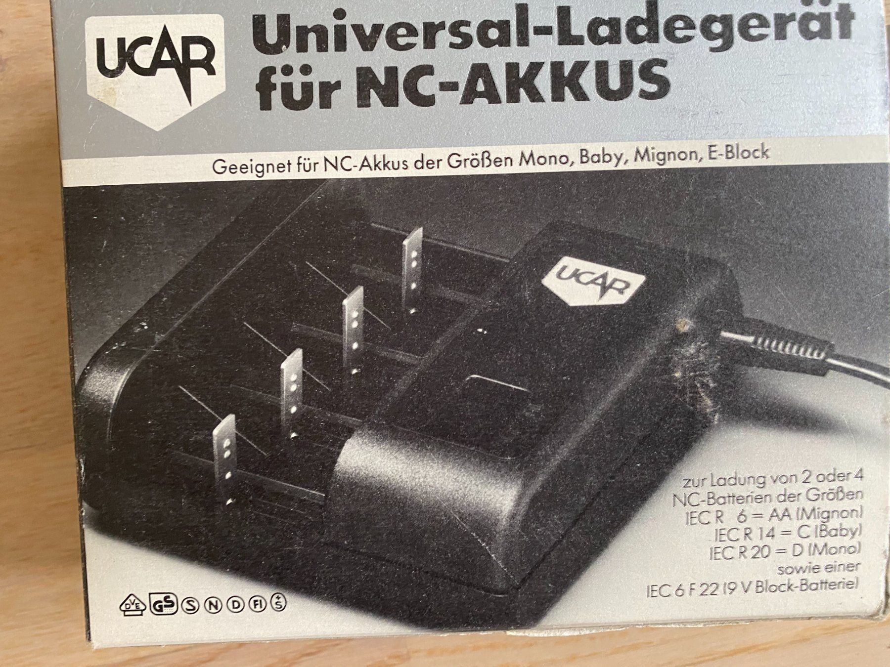 Caricatori & Batterie: Universal Ladegerät (1) – Usato da Muri b. Bern venduto da Salobre