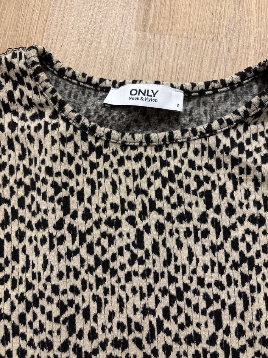Only Pullover & Sweatshirts: "Only" Pullover mit Leo-Muster, Gr. S, Puffärmel – Neu (gemäss Beschreibung) aus Bern von gwilla 1