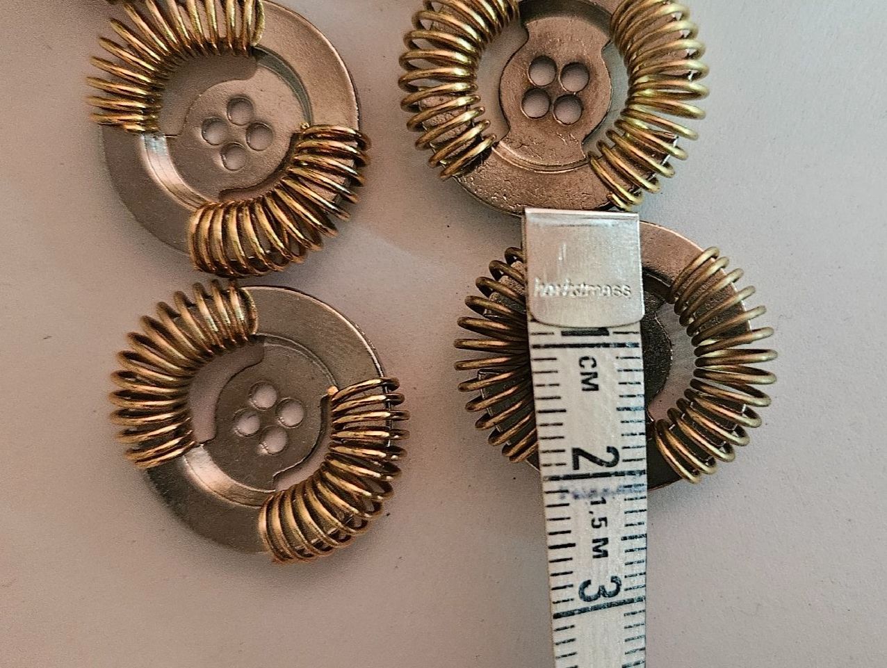 Bottoni: lot 6 boutons métal – Usato da Carouge GE venduto da Lea000 1
