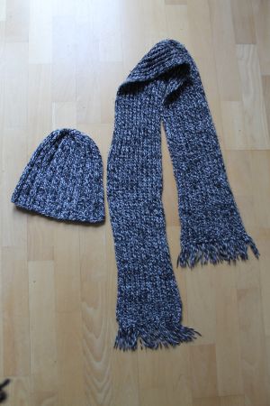 selbstgestrickter Schal, mit Kappe