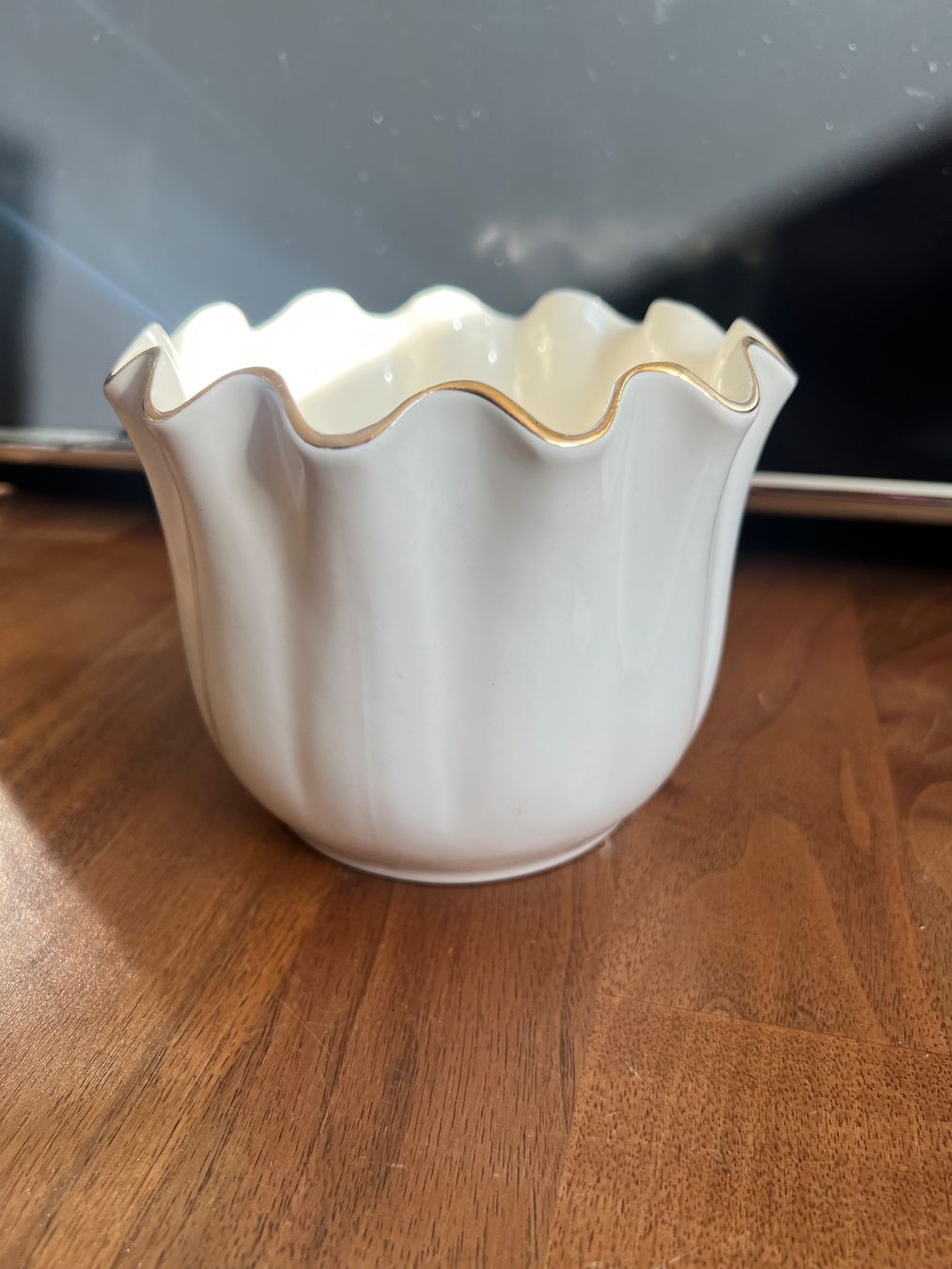 Vasi per fiori: Blumentopf Weiss mit Goldrand Vintage – Usato da Jona venduto da Sariksa 1