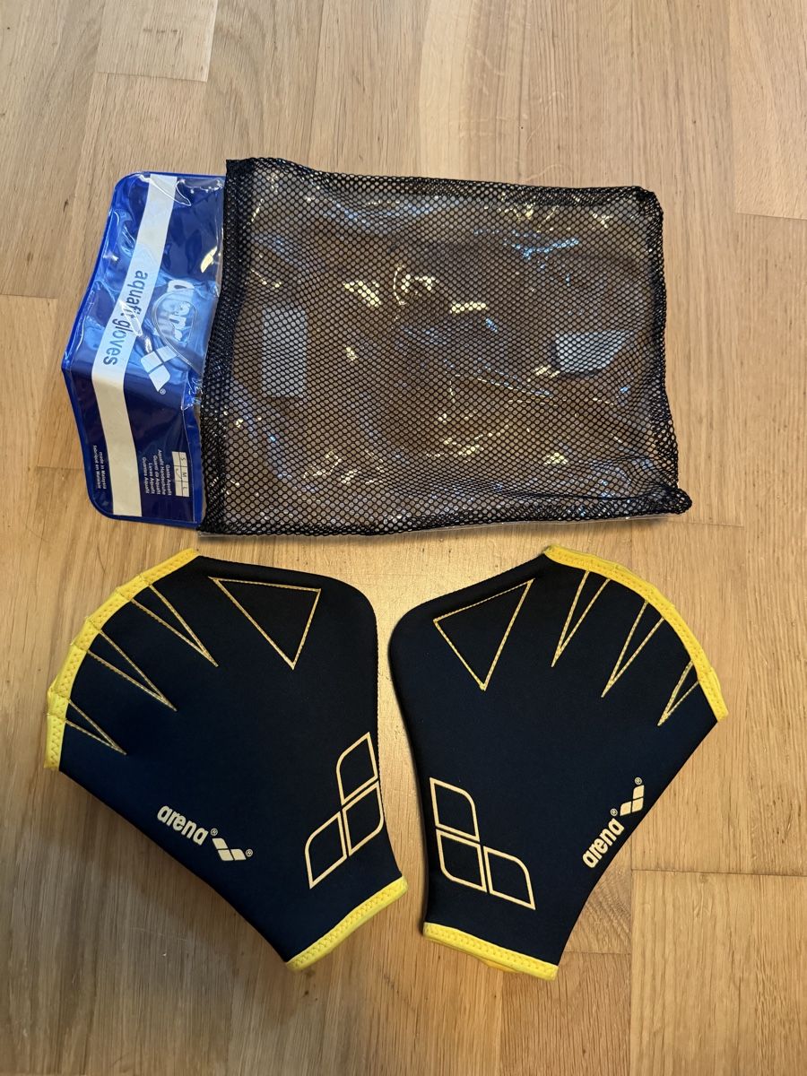 Guanti & manicotti: Arena Schwimmhandschuhe / Aqua Gloves – Nuovo (secondo la descrizione) da Zürich venduto da Alles_I.O