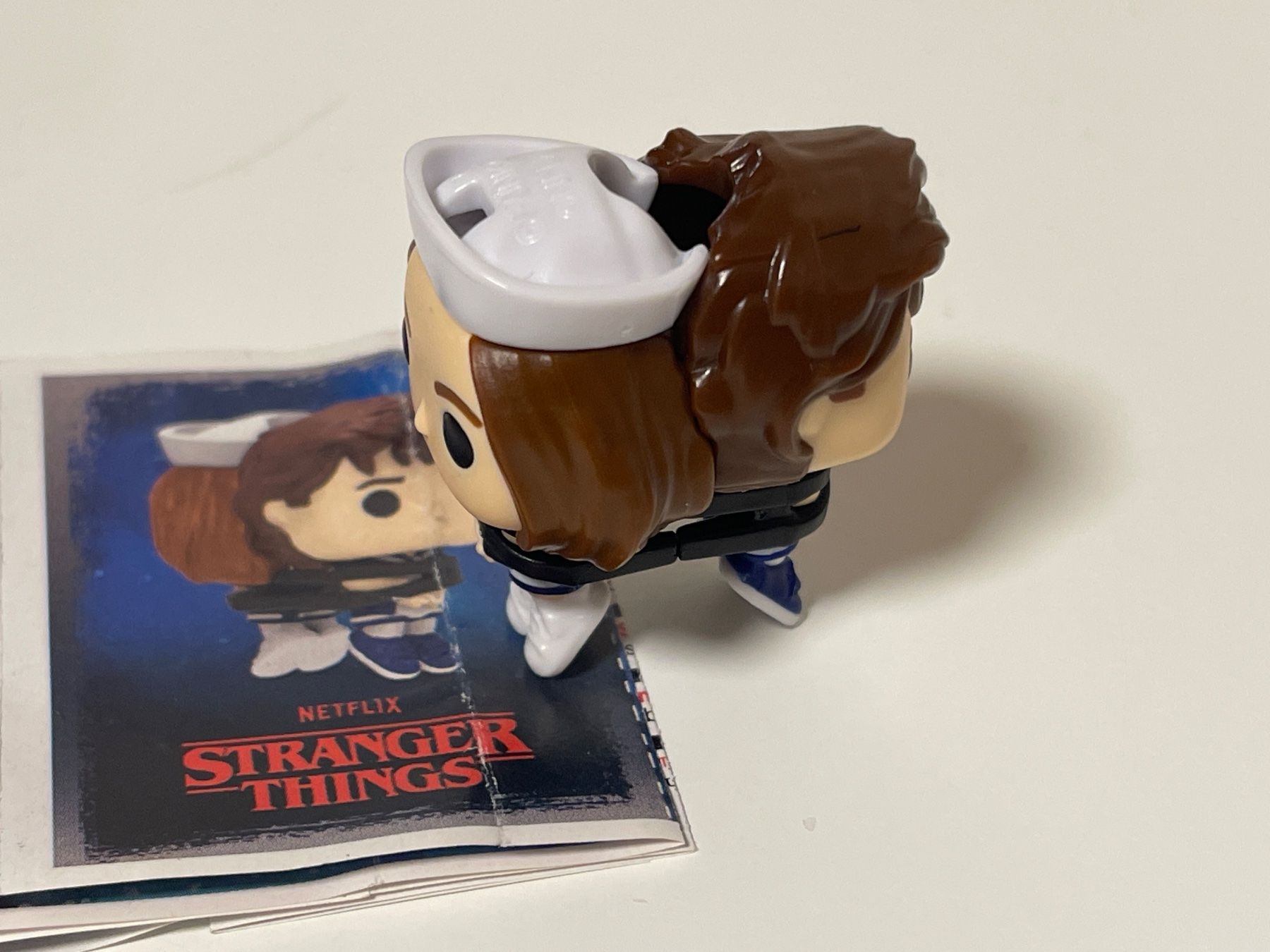 Statuette: Kinder Joy Stranger Things Steve & Robin – Nuovo (secondo la descrizione) da Gelterkinden venduto da cobra0110