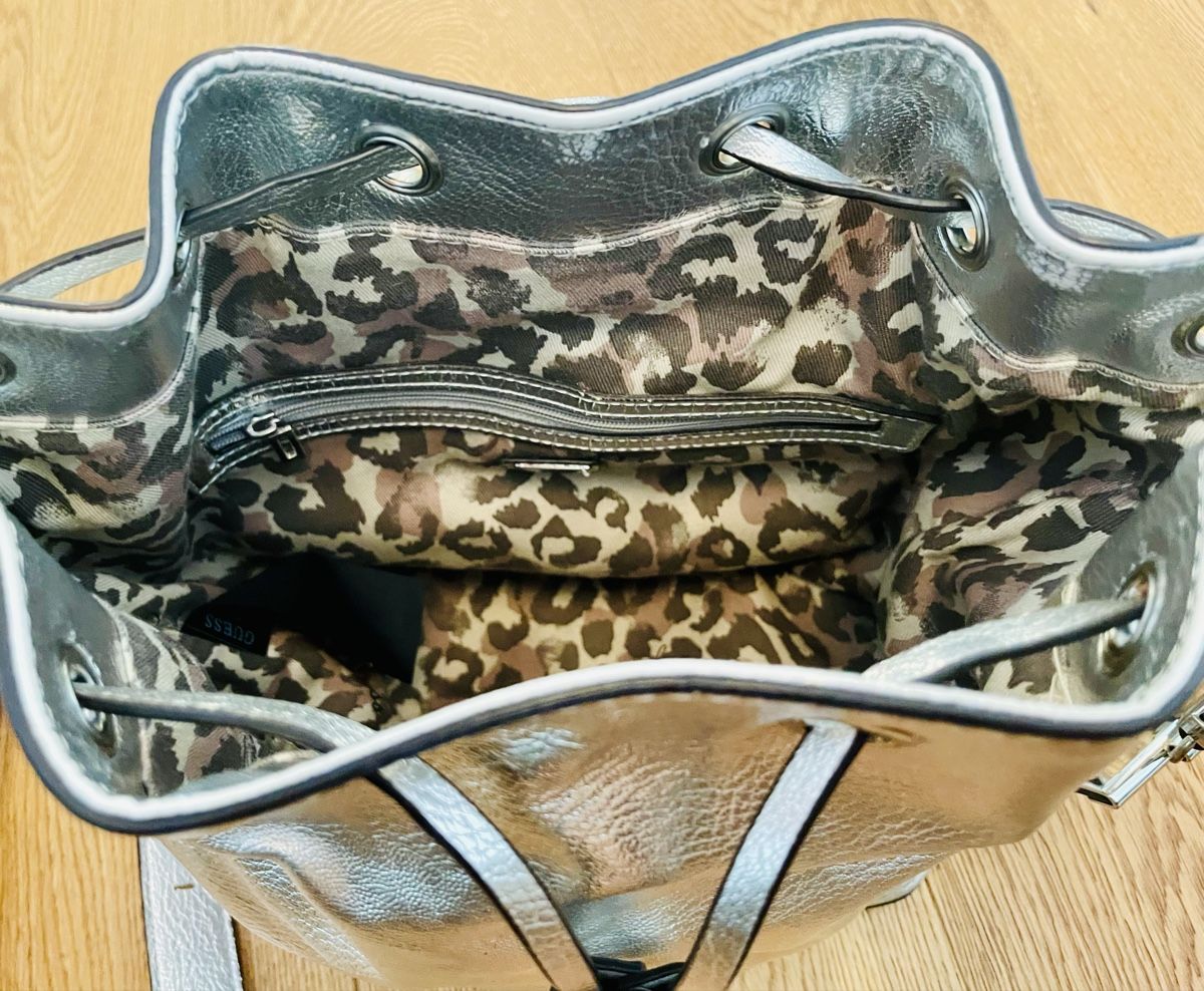 Guess Borse da donna: Guess Beuteltasche in Silber – Nuovo (secondo la descrizione) da Stansstad venduto da alexandra171080 2