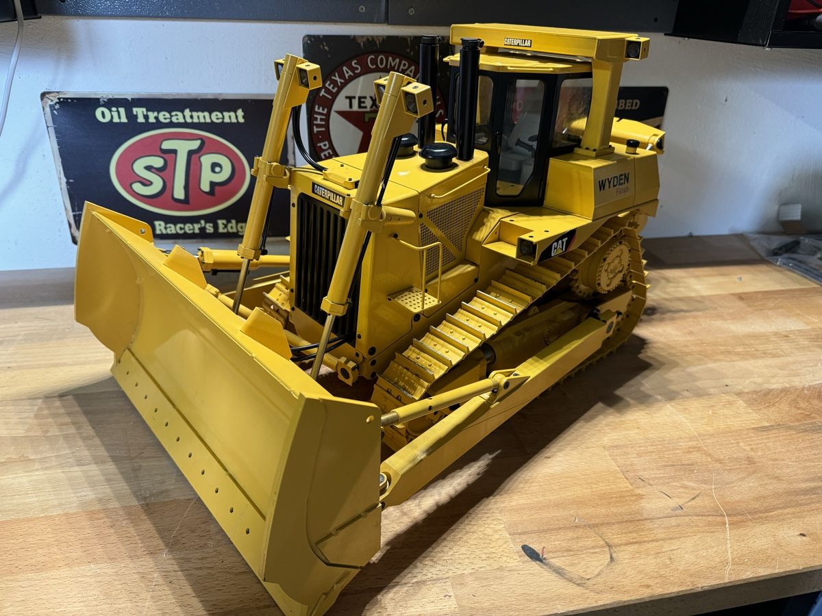 Caterpillar RC Modellbau: Bulldozer 1/14 caterpillar D10 rc  – Gebraucht aus Dorénaz von