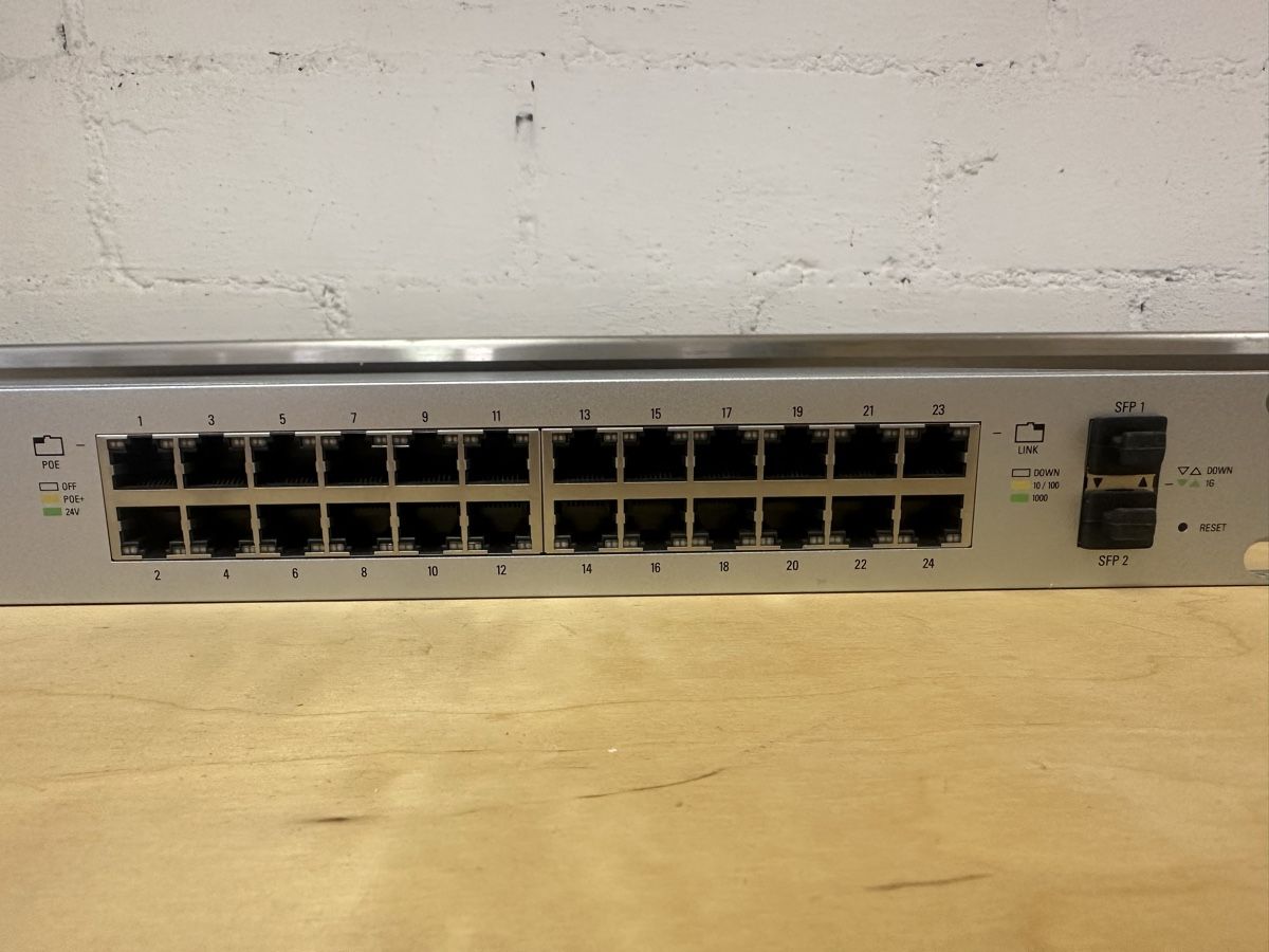 Ubiquiti Hub & Switch: UniFi Switch 24 PoE 250W | 24 Port Switch – Usato da Luzern venduto da FrankGroebel 2
