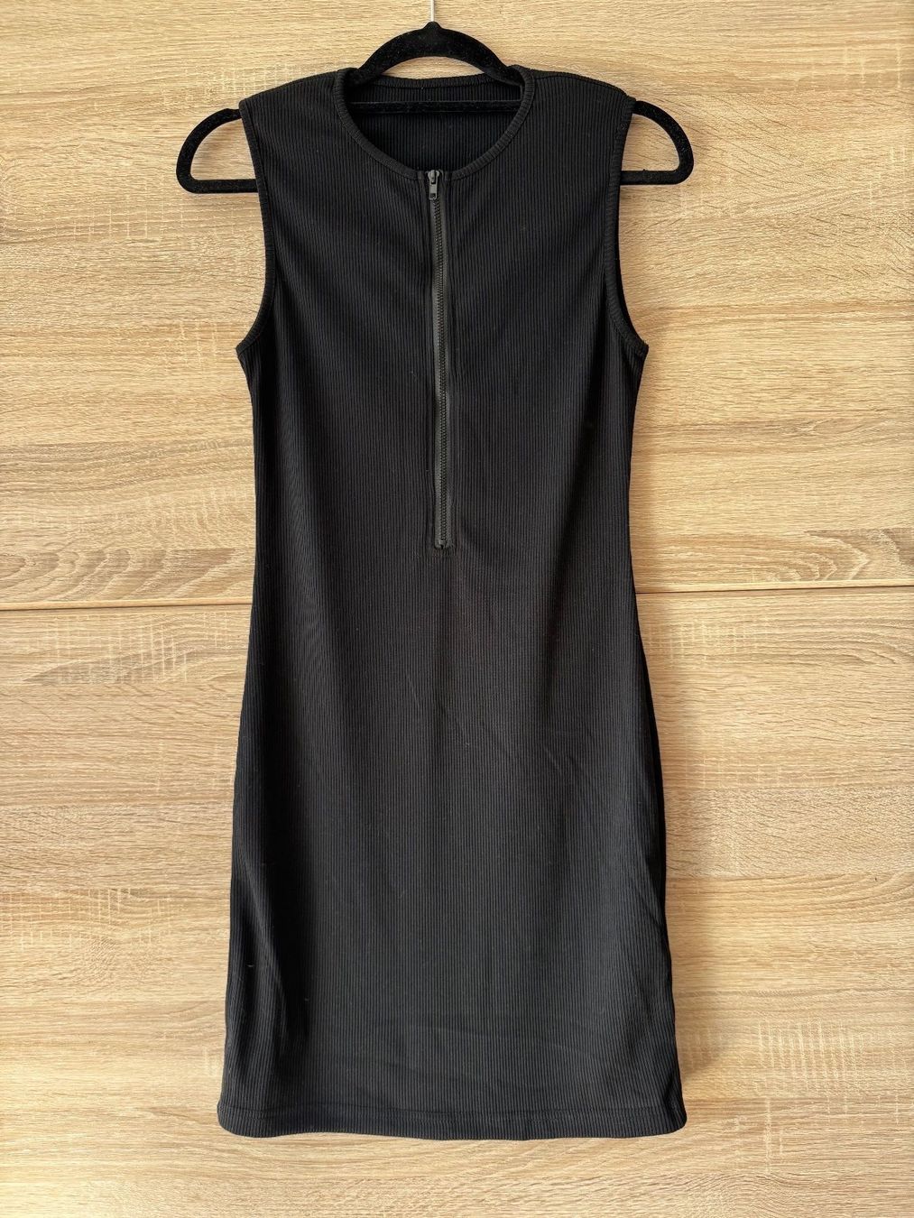 Robes: Robe noire sporty – Neuf (Voir description) à Montreux par Izapeche811