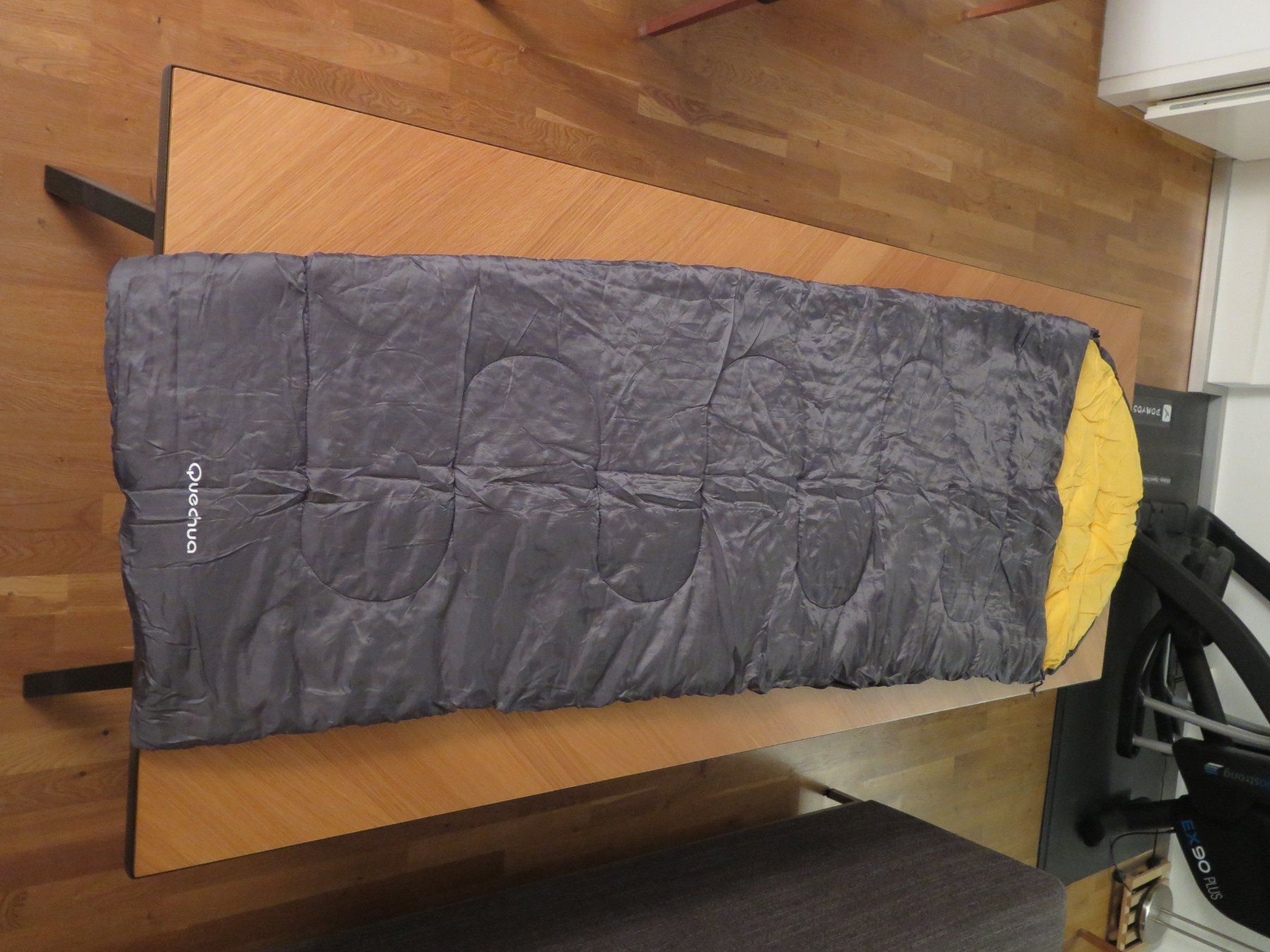 Sacchi a pelo: 2 x Quechua XL Schlafsack, 2 x Isomatte – Usato da Basel venduto da Deko1 2