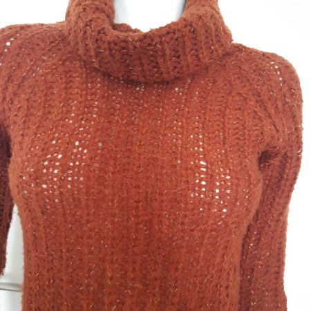 Kuscheliger Rollkragenpullover in Rostrot mit Glitzer