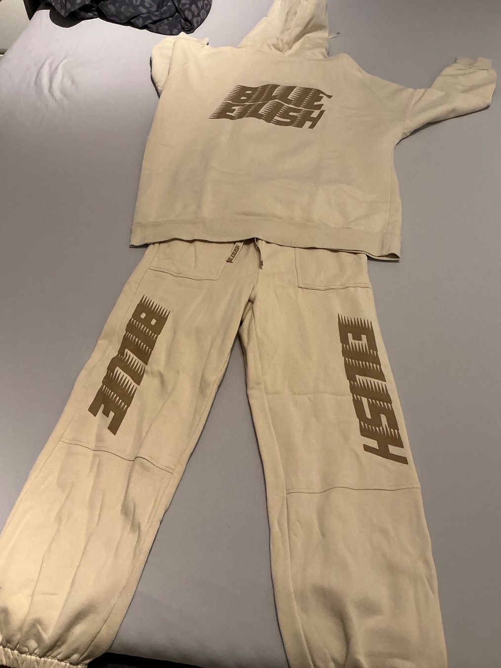 Completi & Tailleur: Billie Eilish Trainingsanzug beige Gr.S/M – Usato da Würenlos venduto da Starceve