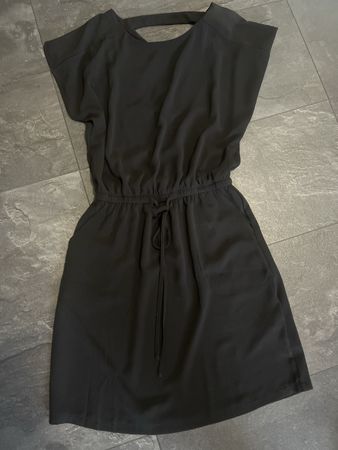 Schwarzes Kleid