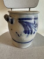 Rustikale Vintage-Topf mit Henkel, blau bemalt.