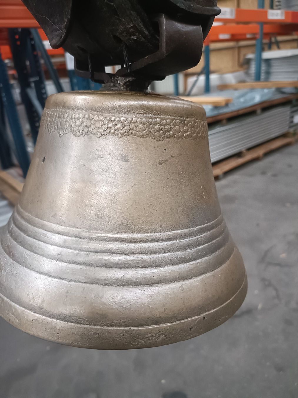 Glocken & Treicheln: Antike, schlichte Glocke mit Loch. – Gebraucht aus Däniken SO von Osysseas 2
