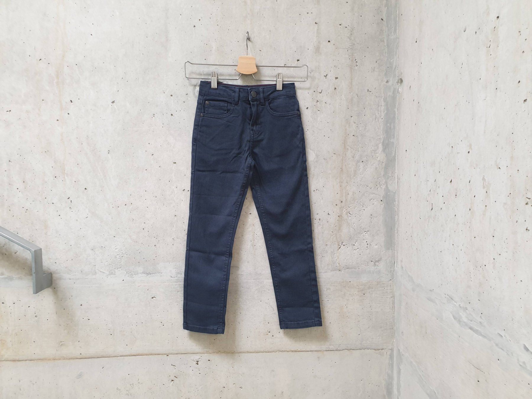 Manor Hosen: NEUF, Pantalon Manor Kids, bleu nuit, basic, garçon, 128 – Neu und originalverpackt aus Fribourg von fripons