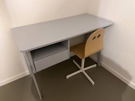 Kinderpult mit Stuhl