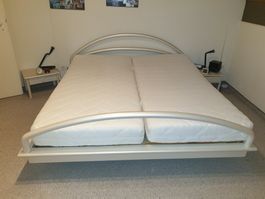 Schönes Doppelbett mit Rost + 2 Nachtischen für Schlafzimmer