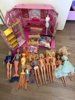 Barbie Kleider-Shop Spielset mit vielen Puppen u. Zubehör