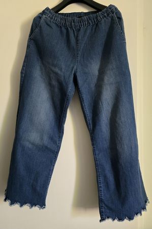 Jeanshose mit Gummizug und Fransen