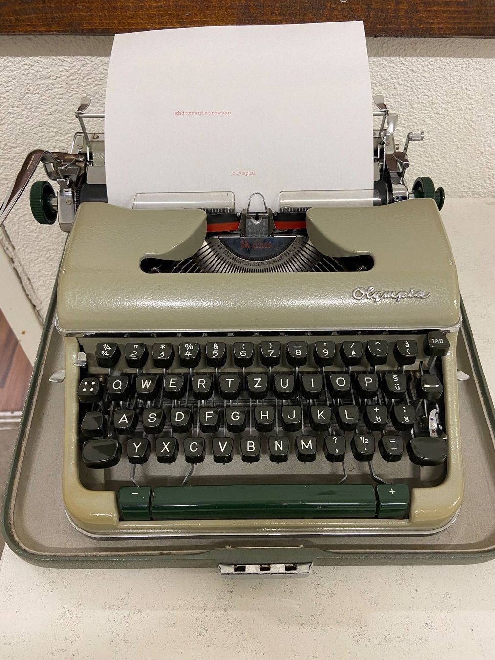 Macchine da scrivere: OLYMPIA DE LUXE SCHREIBMASCHINE – Usato da Dietikon venduto da brocki-eyra 1