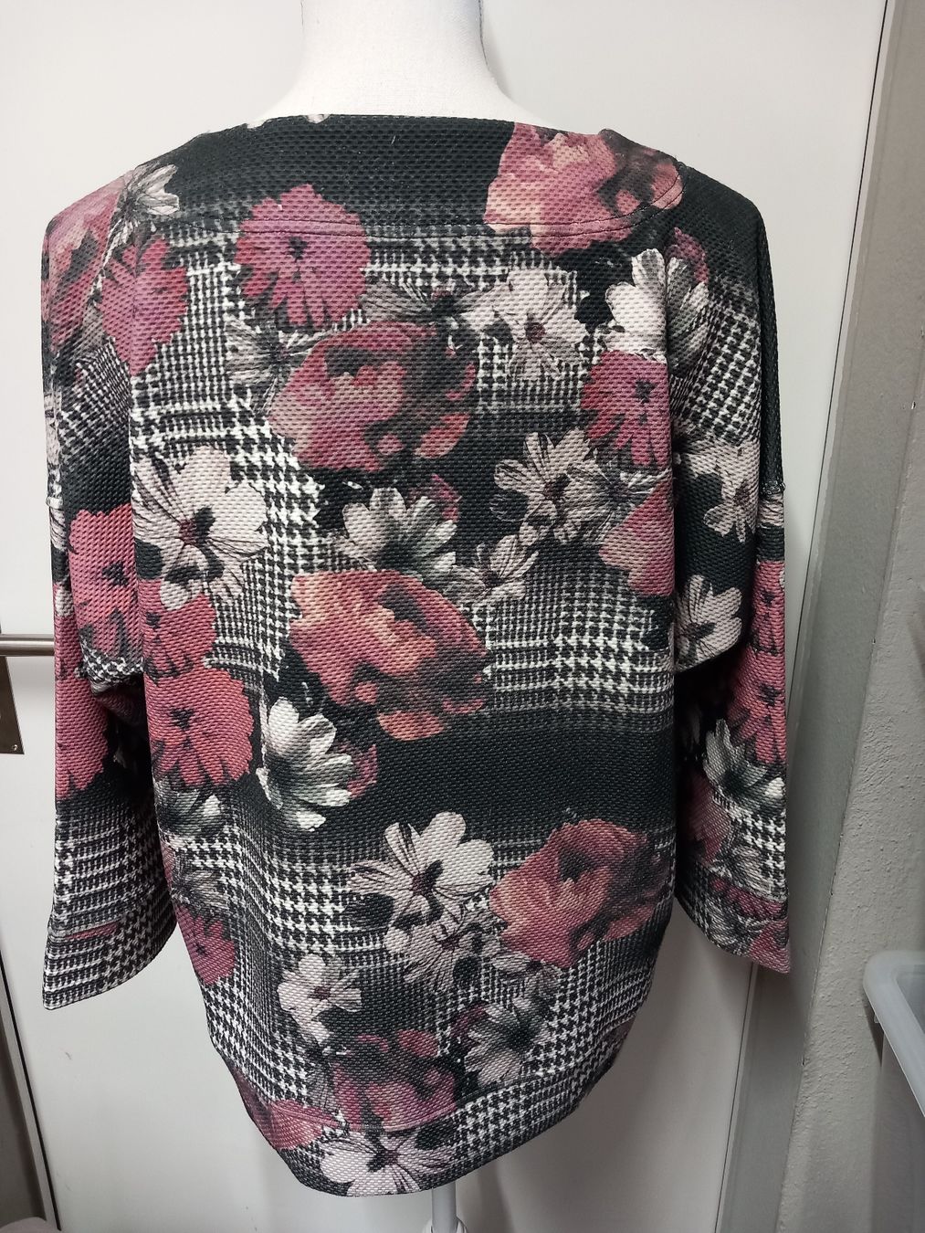 Pullover & Sweatshirts: SANI BLU Pullover Gr.42, Karo, Blumen, Top Zustand! – Gebraucht aus Gwatt (Thun) von umwelt-brocki 1