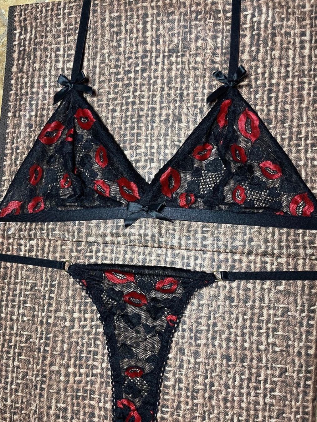 Altra biancheria intima: Completo intimo nuovo con pizzo nero e decoro baci rossi – Nuovo e nell'imballaggio originale da Locarno venduto da Fixed8 4