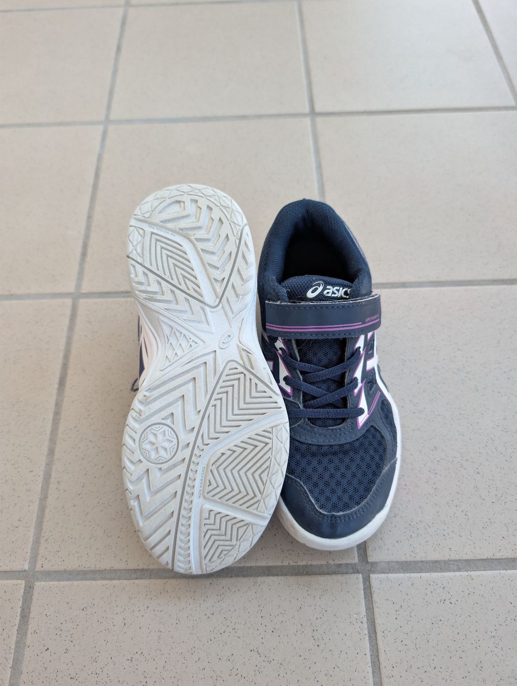 Asics Schuhe für Jungen: Hallenturnschuhe Asics – Gebraucht aus Trimmis von Blueberry123 1