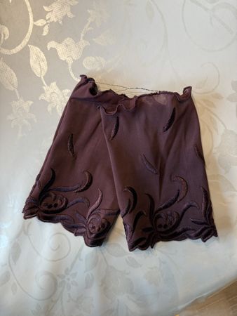 Eleganti Armstulpe, bordeauxrot mit Stickerei - Neuwertig!