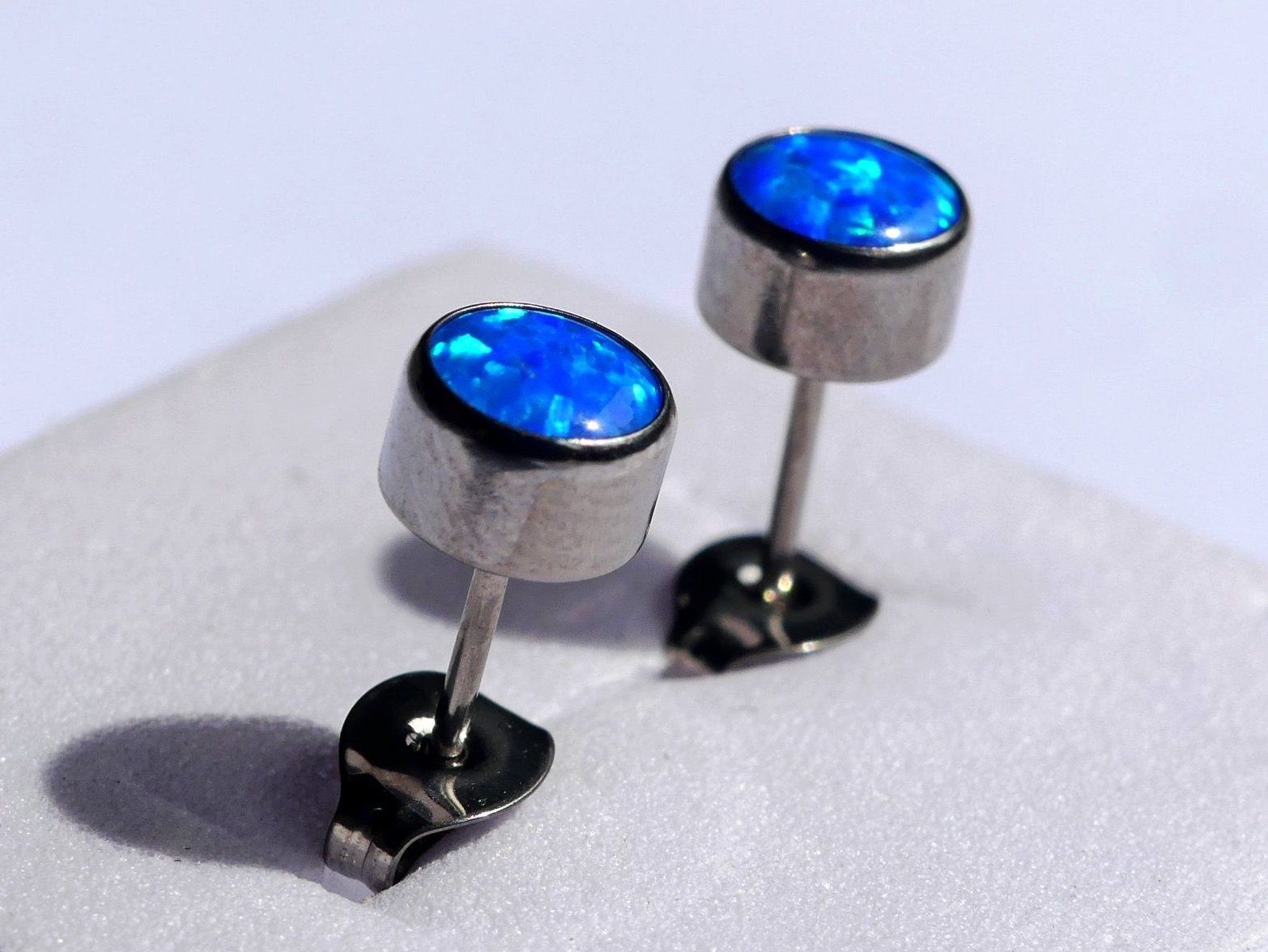 Orecchini pendenti & Orecchini a lobo: Ohrsteker aus Titanium mit Opal – Nuovo e nell'imballaggio originale da Matten b. Interlaken venduto da kero71 1
