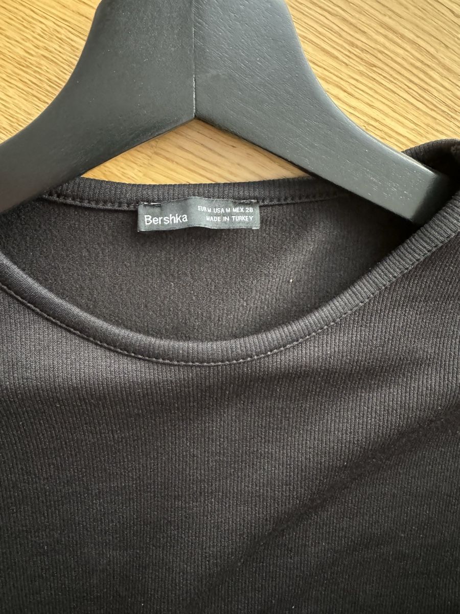 Bershka Top: Schwarzes Langarm Crop Top mit Kette Gr. M – Nuovo (secondo la descrizione) da Luzern venduto da file_maker 4