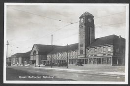 Basel Badischer Bahnhof mit alten Autos