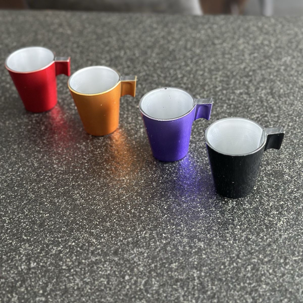 Tasses: Ensemble de 4 tasses expresso multicolores – D'occasion à Botterens par cel_fn5n 1