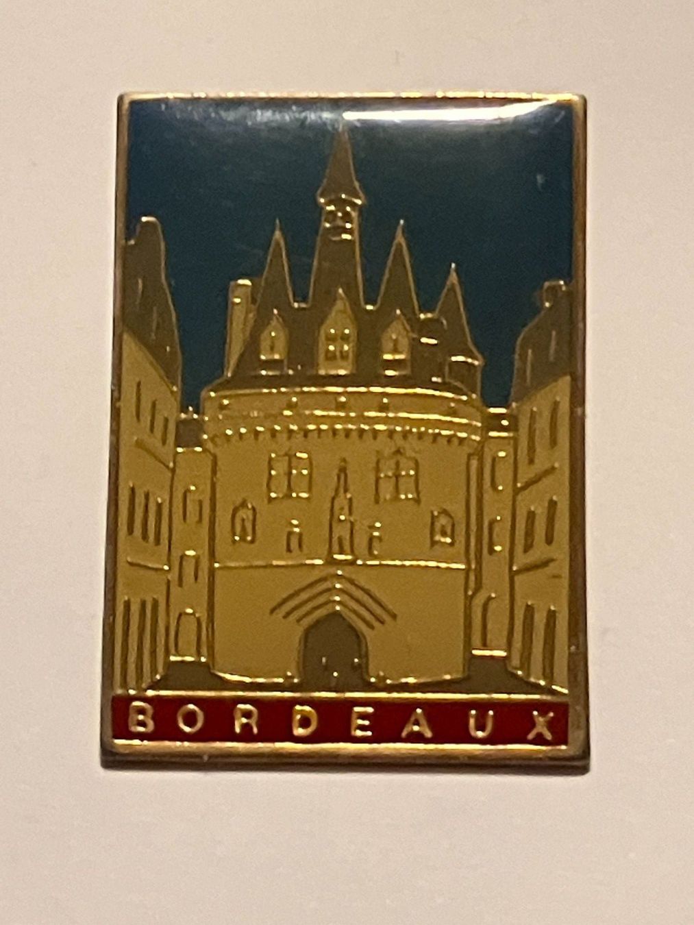 Placchette & Badge: 1 Pin Bordeaux – Usato da Basel venduto da djwwpp