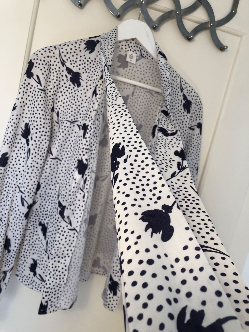 Camicette: weisses lange Bluse mit Blumen Muster – Usato da Zürich venduto da Platonium 2