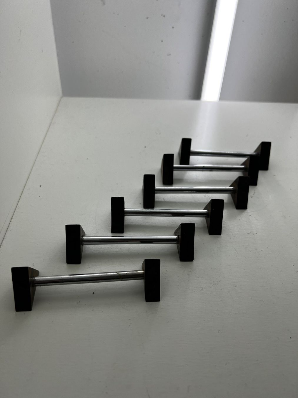 Set di posate: 6 Messerbänke Metall und Holz – Usato da Wettingen venduto da NickInc