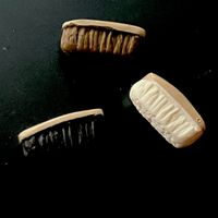 3 Putz-/Schuhbürsten für die Puppenstube. Kunststoff.