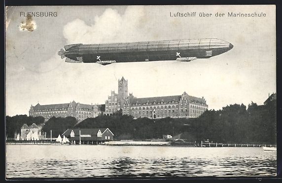 Foto & Poster: Flensburg, Zeppelin über der Marineschu – Usato da Berlin venduto da bartko-reher