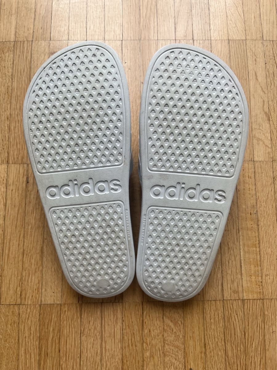 Adidas Scarpe da uomo: Adiletten Badeschuhe – Usato da Zug venduto da IndiQueen 1
