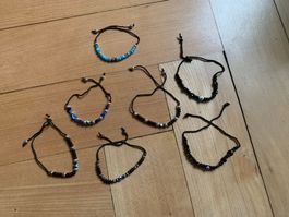 7 schwarze und blaue Armbänder