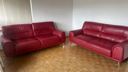 Zwei Rote Echtleder Sofas – Ideal für Wohnzimmer oder Büro –