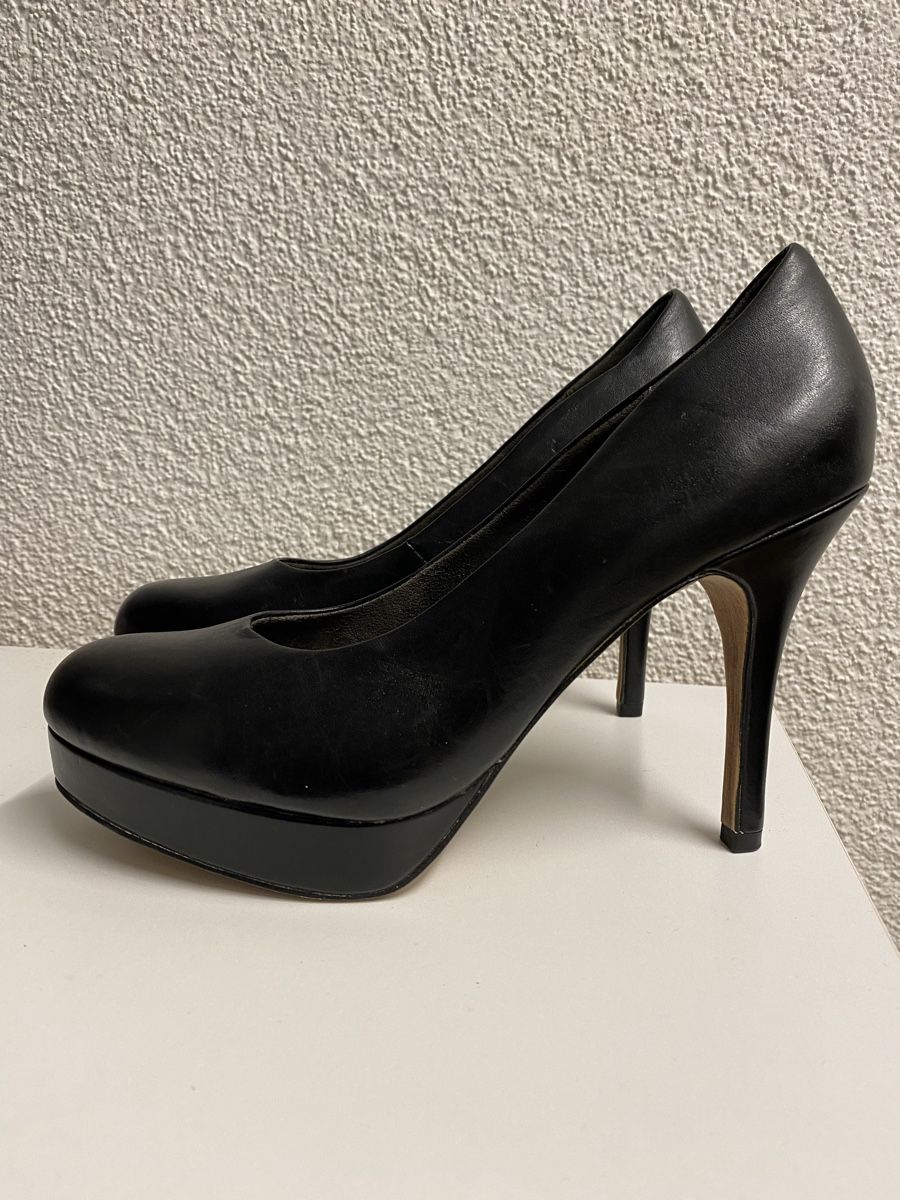 Tamaris Scarpe da donna: Schwarze Tamaris Leder Pumps, Gr. 39 – Usato da Sargans venduto da sel85