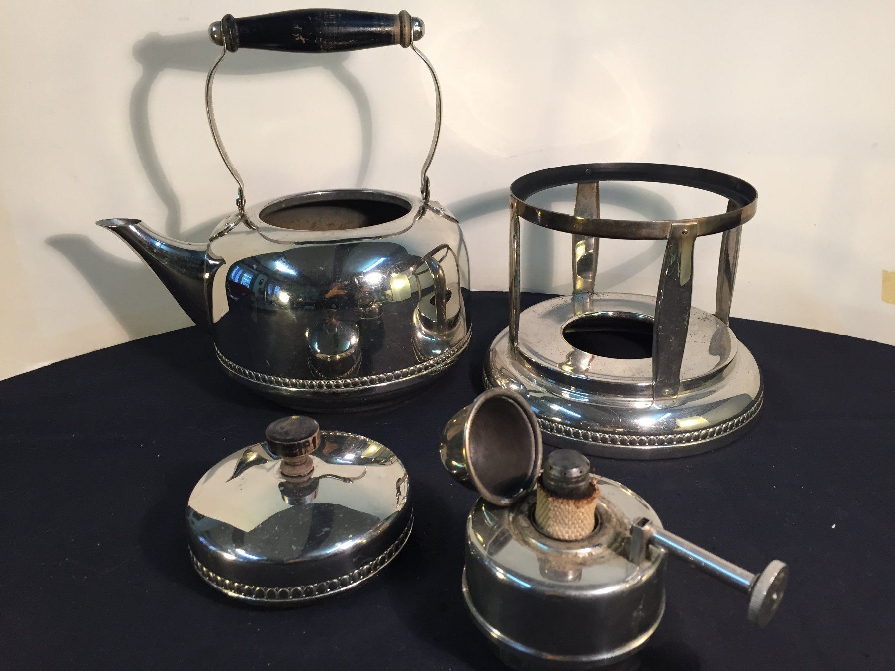 Teiere: Antike Teekanne mit Rechaud – Usato da Schaffhausen venduto da vintageville 1