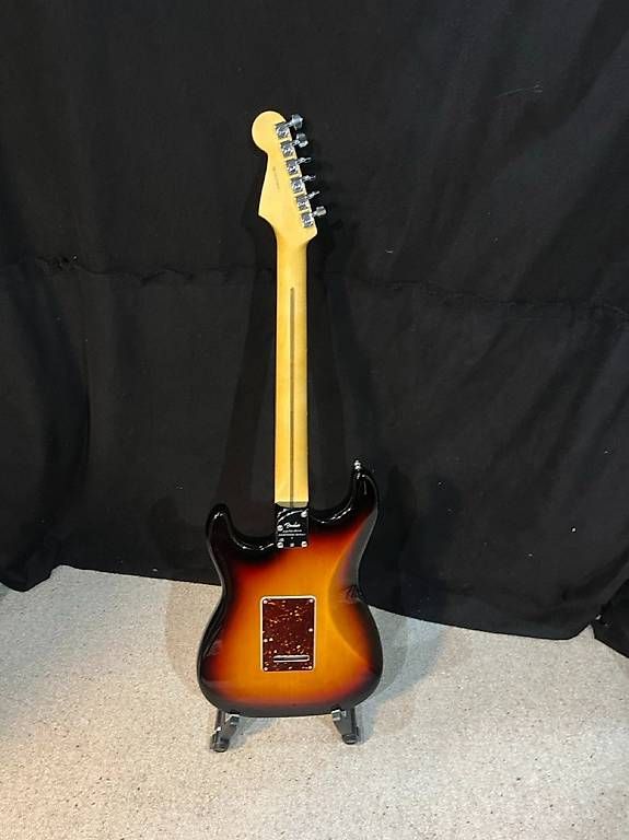 Strumenti musicali: Fender American Professional II Stratocaster Sunburst – Usato da Vullierens venduto da dro_bs22 2
