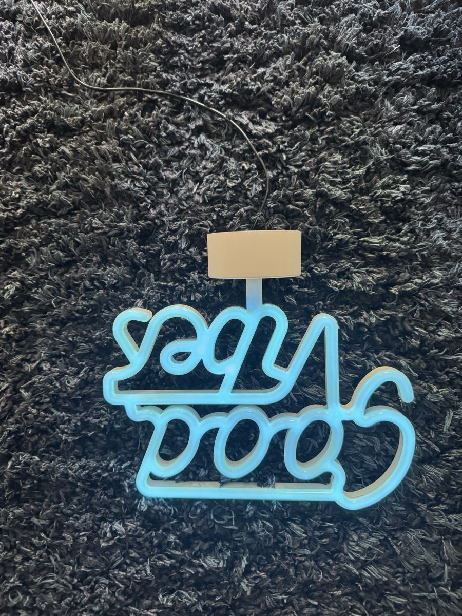 Lampade: Good vibes blaue Lampe – Usato da Luzern venduto da Neonpigeon