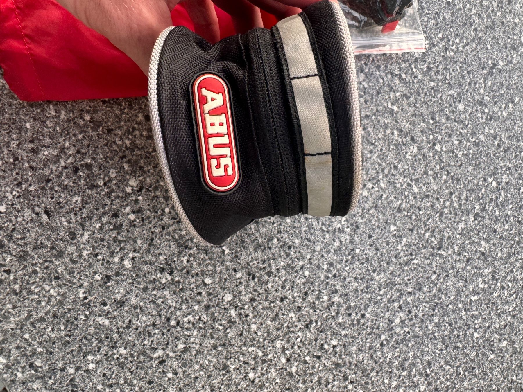 Taschen: Abus Velotasche , schwarz mit Cover – Gebraucht aus Lausanne von Sittingredbull 4
